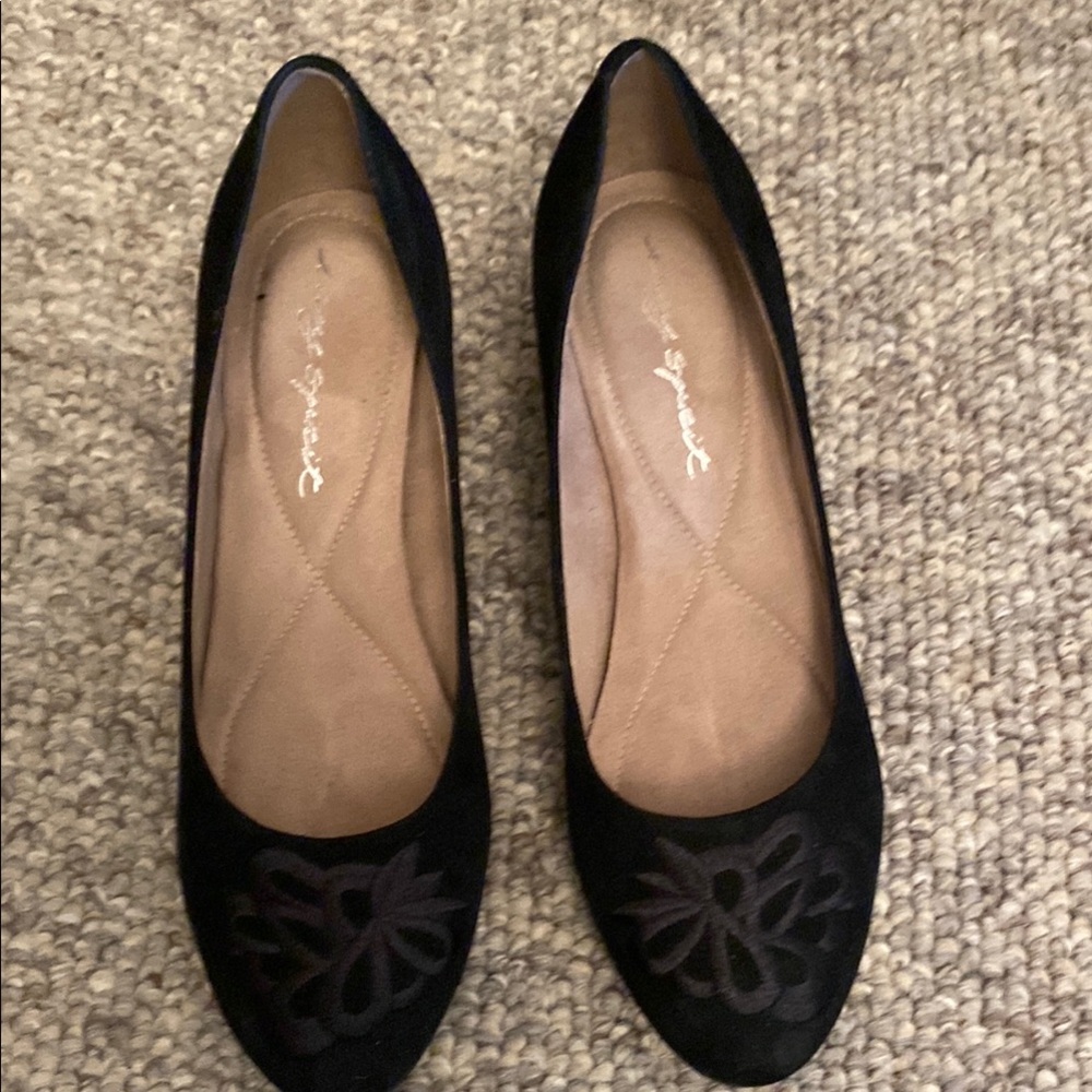 In excellent condition Easy Spirit size 91/2 suede Black Women's Shoes